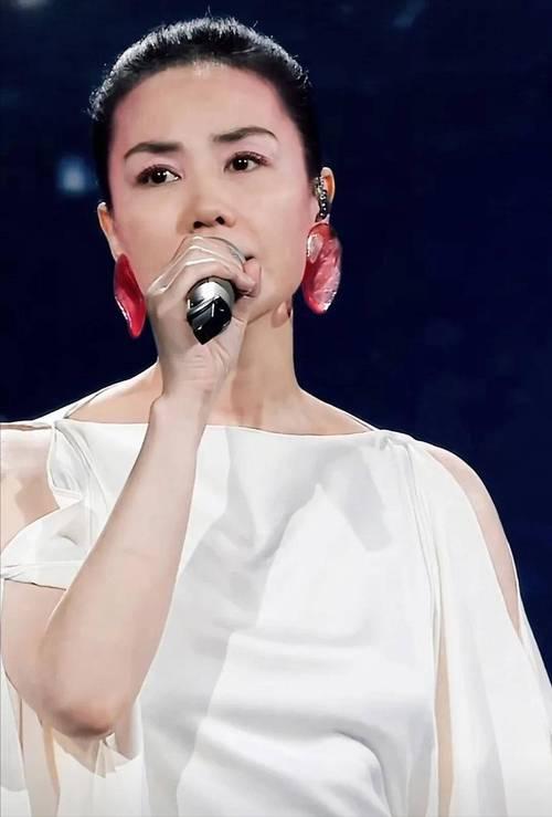 王菲历年春晚歌曲你最喜欢哪首王菲历年春晚歌曲我最喜欢的是《相约一九九八》《我和我