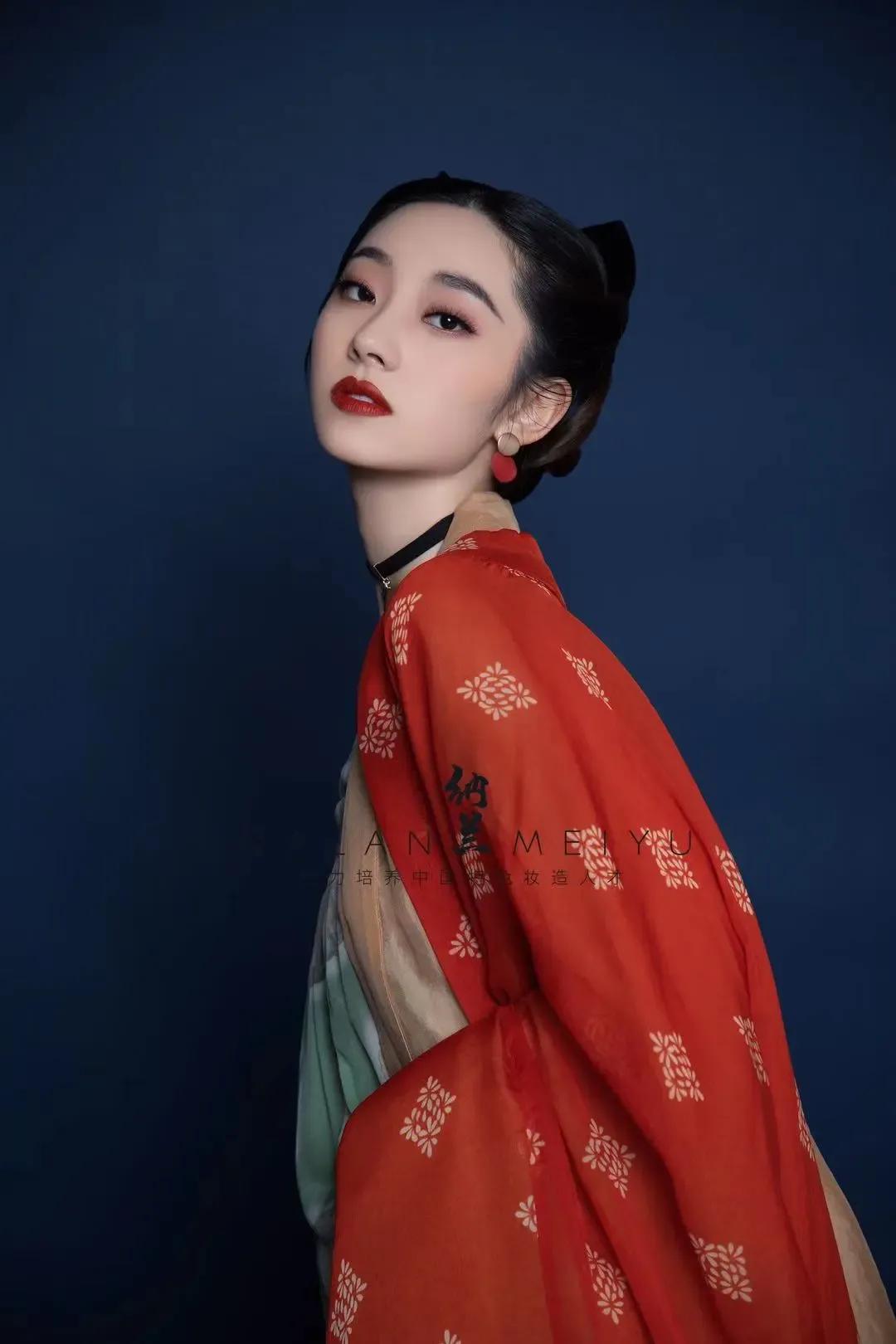 #上联：昨日黄花大闺女，下联你来对#
[玫瑰][福][送自己一朵花]
下联:今天