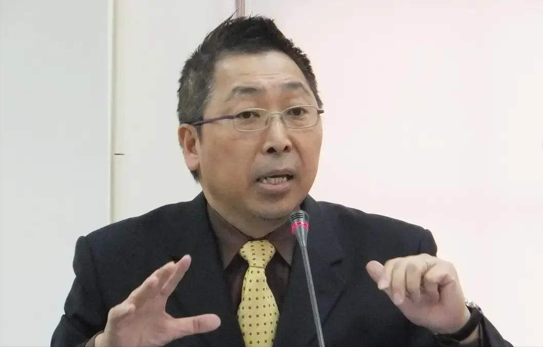 近日，台湾名嘴唐湘龙发出灵魂拷问:郑丽文即将访问大陆，我想问问那些口口声声喊着要