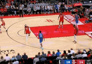 火箭谢泼德一上场，独行侠全队眼睛冒“蓝光”！
北京时间11月4日，火箭与独行侠的