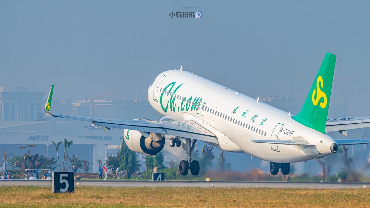 扫到一架国内“风扇航”飞机起飞离地瞬间，是架空客A320-251n。这款机型挂的