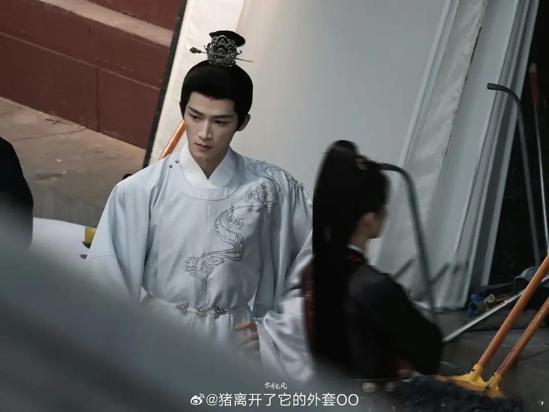 王星越这个妆造不错诶，适合《观鹤笔记》男主邓瑛吗？ 