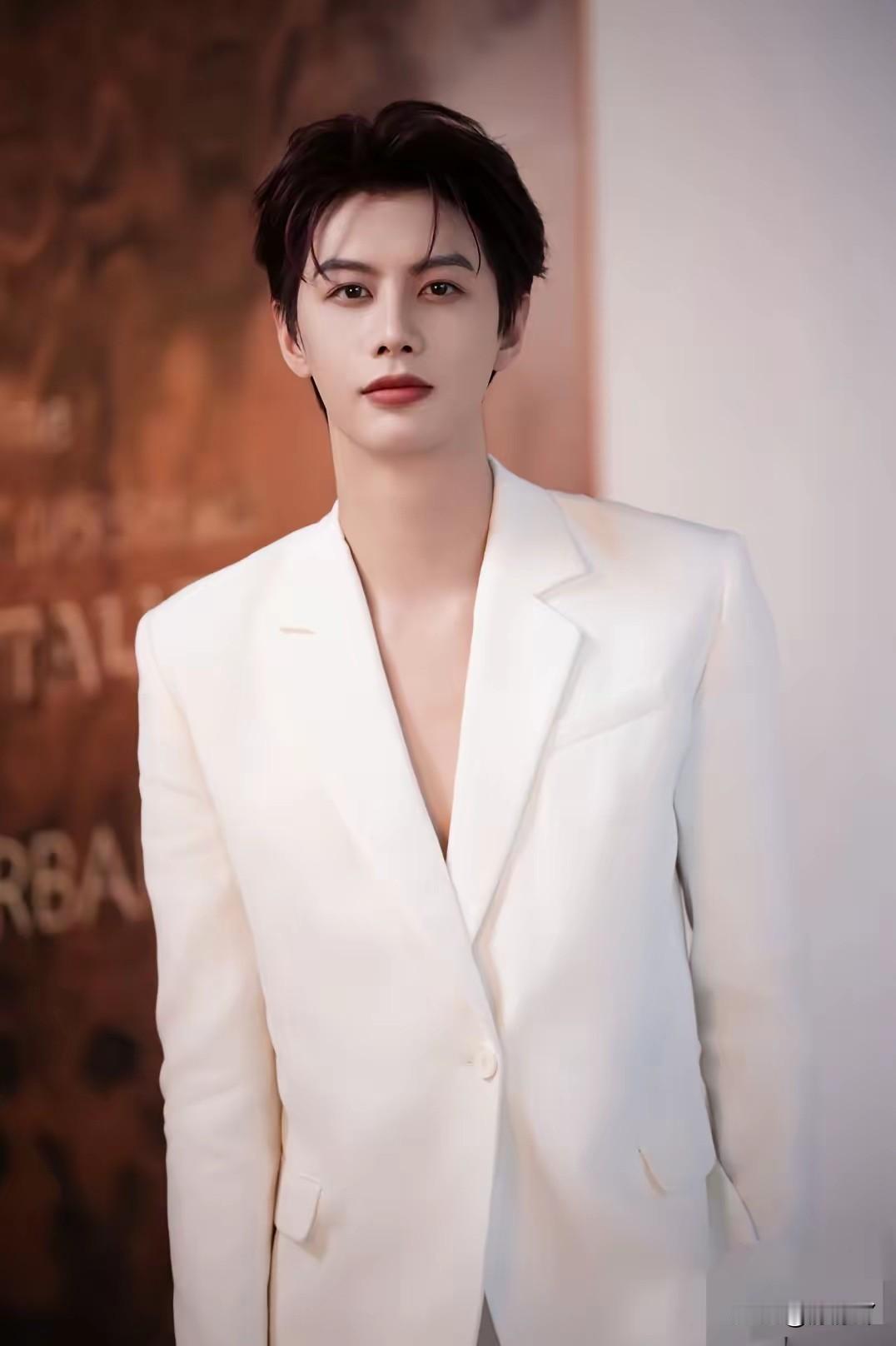 我表姐在珠海当高铁站售票员
​她和我说
​何健麒不是我们想的那样，实际上他并不想