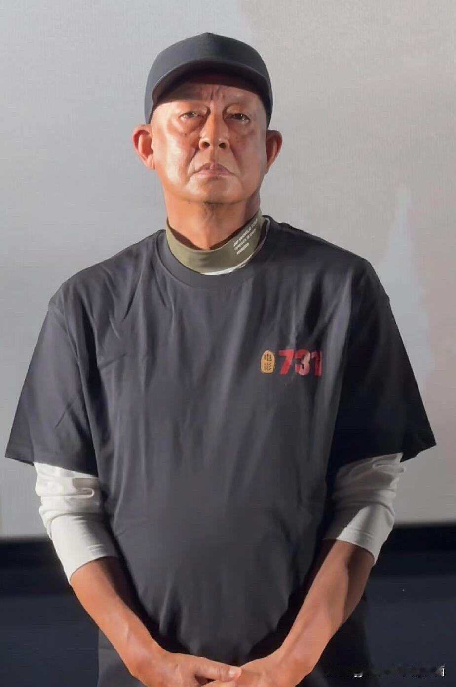 当年帅气的一个演员，现在也老成了小老头一个，他的皮肤黝黑，颜值谈不上帅了，不过他