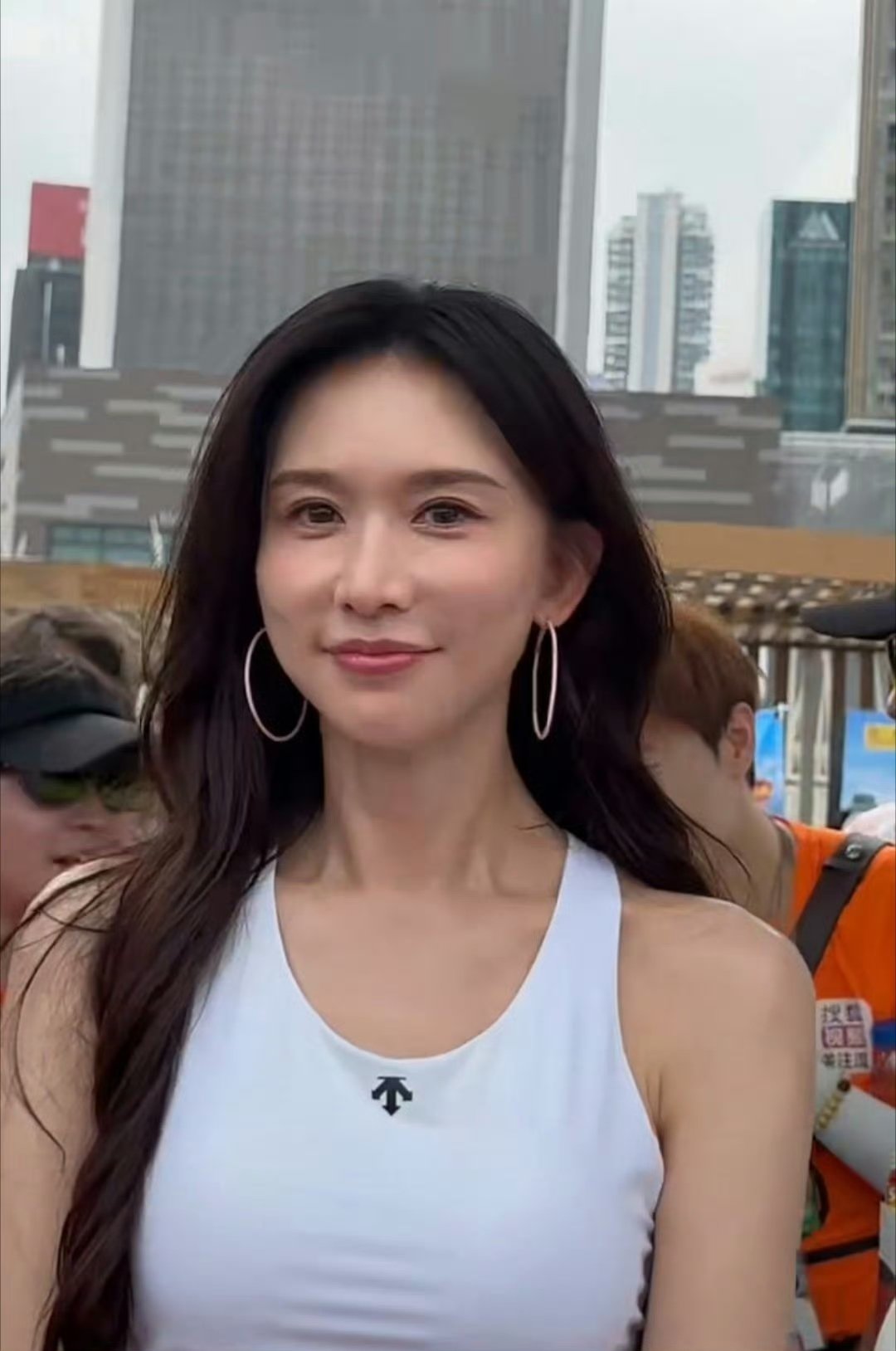 发自内心想问，我52岁能拥有林志玲这样的气质吗？邓萃雯60岁状态给了我底气我52