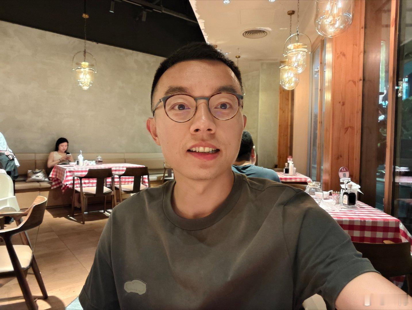 和好朋友一起吃了西贝，聊了一些让人期待和兴奋的事情。我们进去之前，餐厅里几乎没人