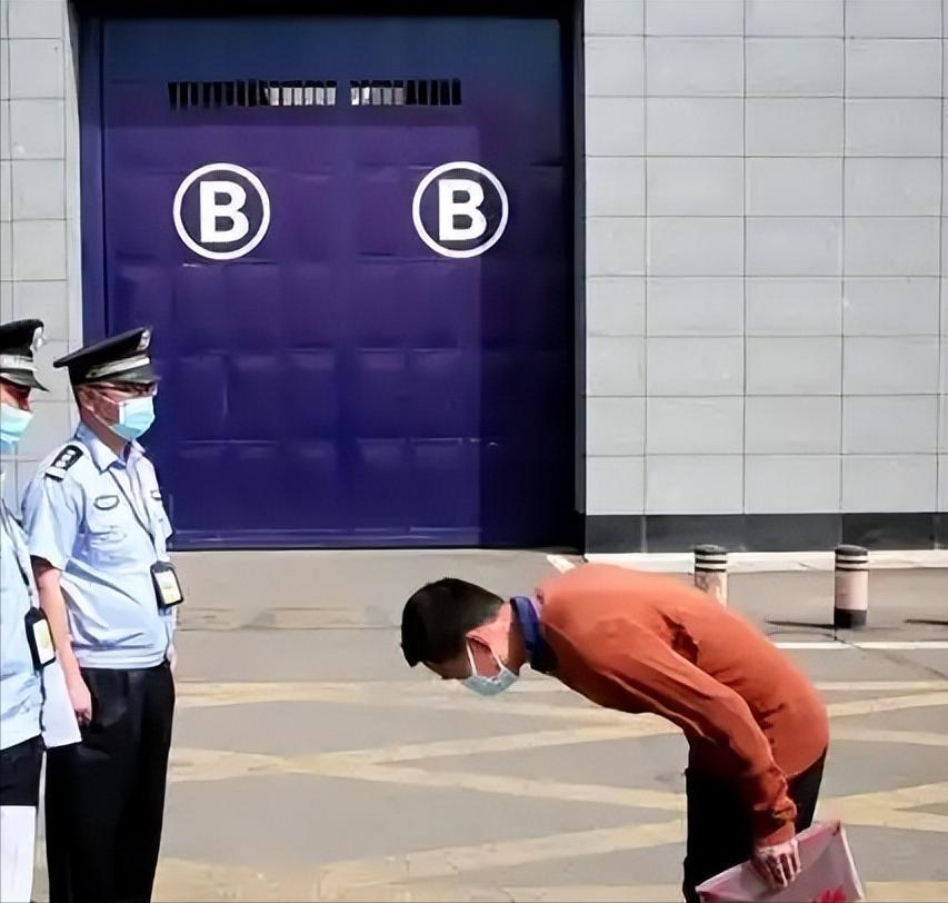 刑满释放者为什么不在凌晨被要求离开监狱呢？其实说白了，把犯人留到早上八点半再走，