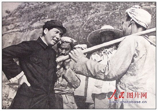 毛主席一生坚持群众路线，为人民服务 ​​​