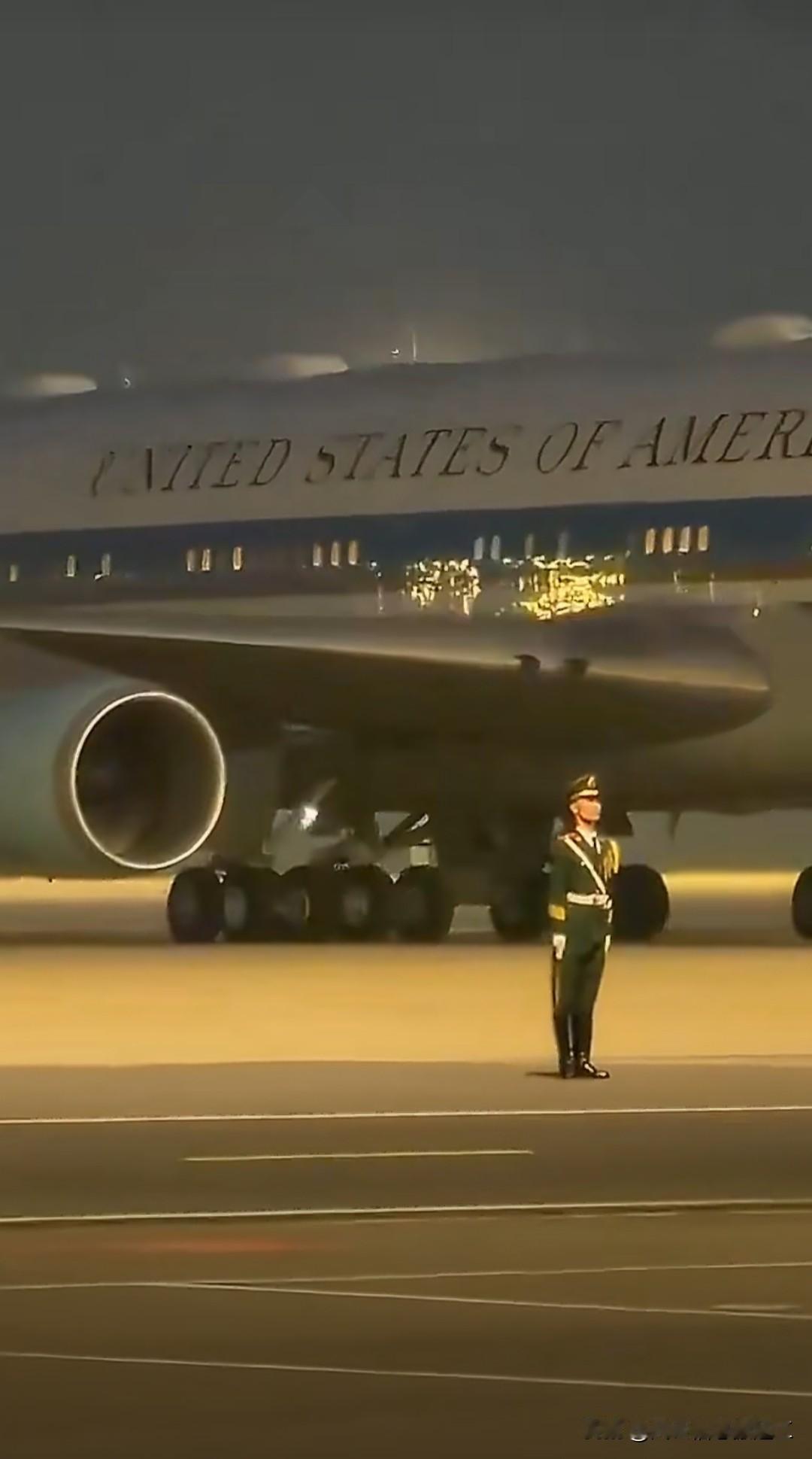 我国仪仗队战士在轰鸣的美国空军一号前纹丝不动站岗的视频，在海外引发热议。纷纷称赞