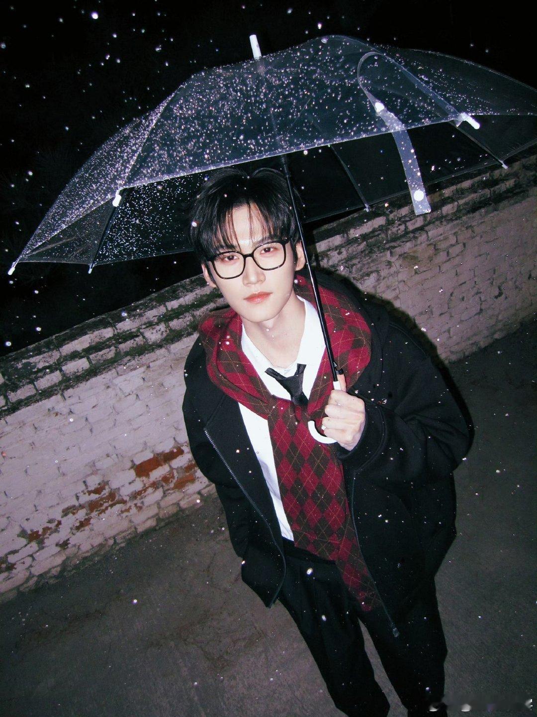 周柯宇说横店多久下雪周柯宇说冬天快乐周柯宇说横店多久下雪，黑外套配红围巾，眼镜一