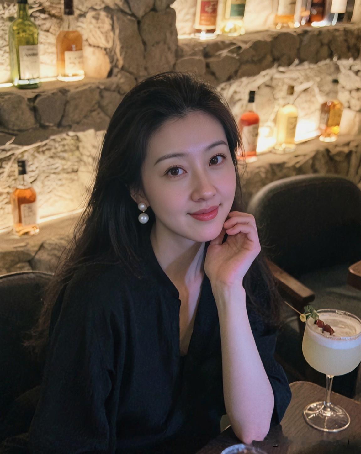 一个漂泊的人，
就像断了线的风筝，
在城市霓虹里飘荡。
为梦想背井离乡，
在陌生