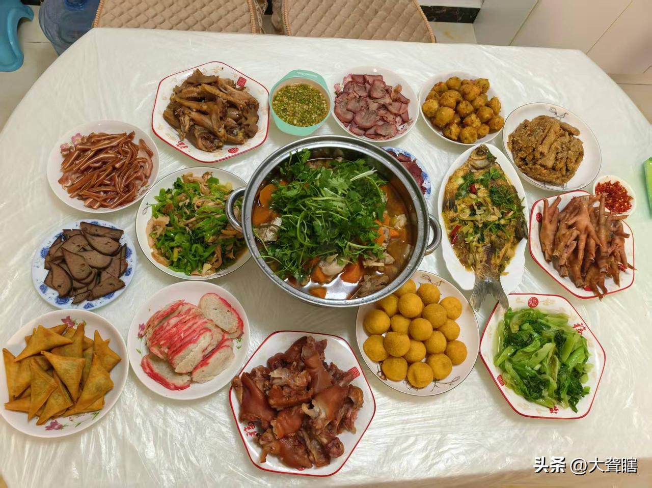 春节体验，感觉越是靠北的省份春节年夜饭似乎更加丰富，南方主要以清淡为主（鸡鸭、海