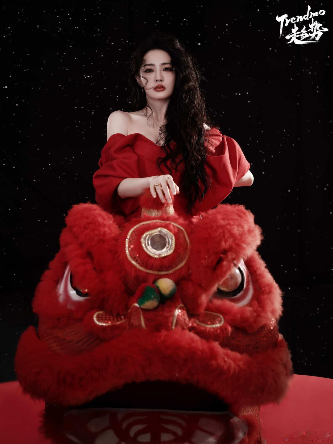 徐璐明艳羊毛卷造型  徐璐中国风新年大片  徐璐羊毛卷造型独具特色，中国风新年大