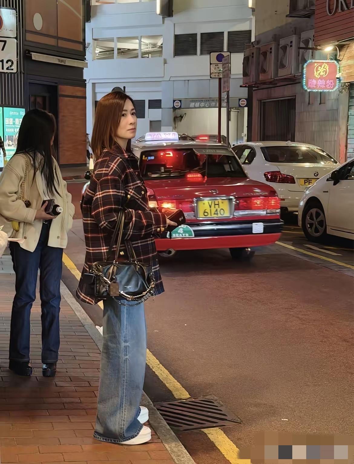 港星佘诗曼街头惊艳亮相 冻龄女神状态绝佳

近日，有网友在香港街头偶遇TVB视后