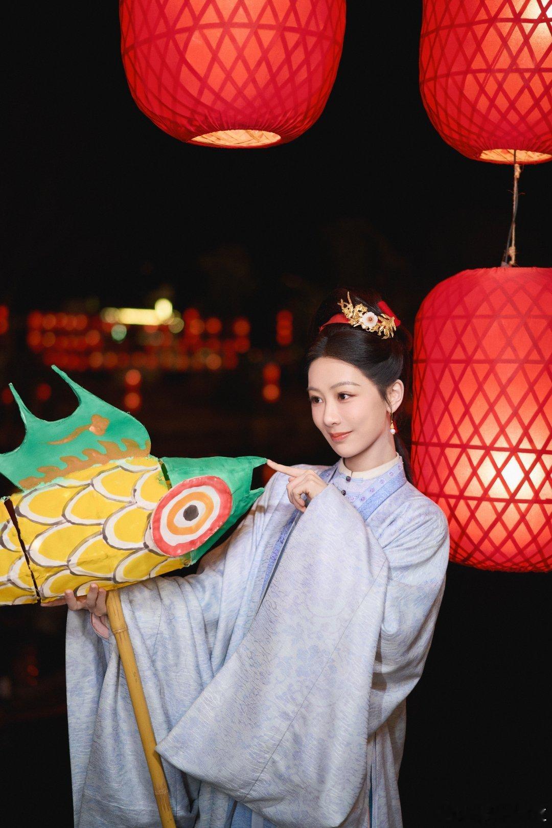 杨紫《国色芳华》给剧方赚麻了！稍微分一点给《家业》宣发！杨紫一定带你继续发！ 