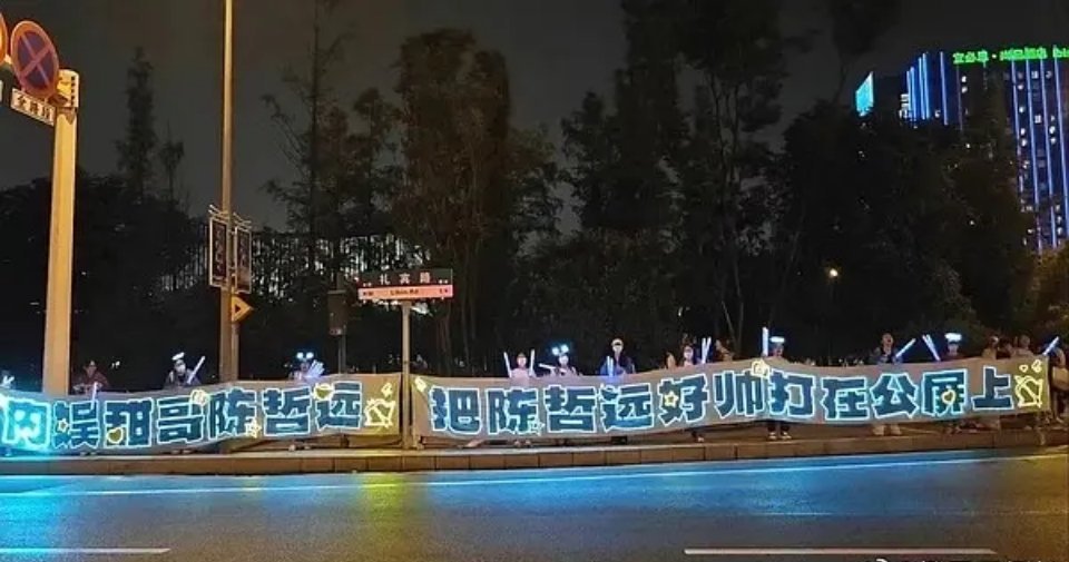 🍊和远远这是同一场线下啊都是拼盘，怎么人数差那么多…..看人头感觉远远只有橘丝