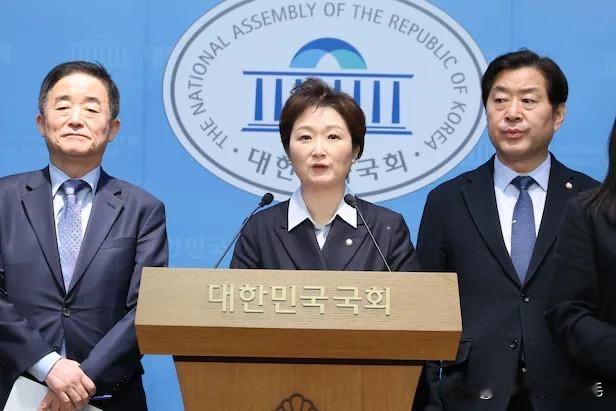 2月8日，韩国共同民主党亲李在明派针对曹国要求民主党在13日前就两党合并最终表态