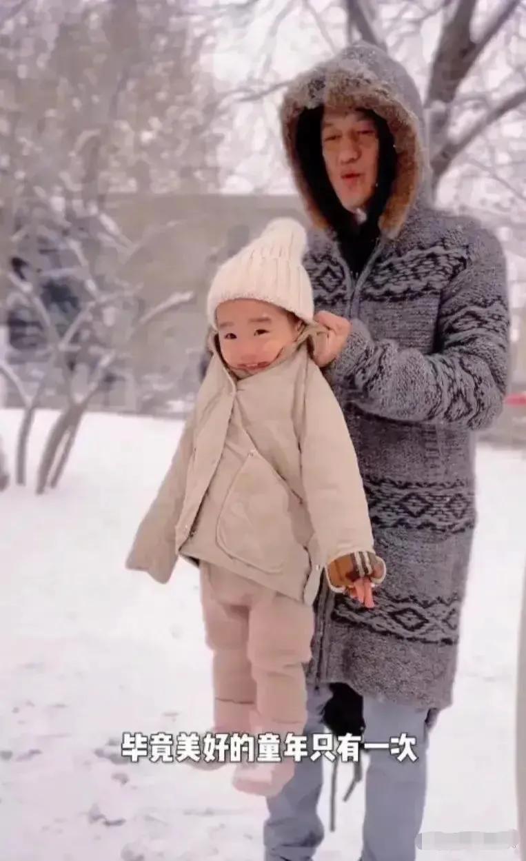 李亚鹏又上热搜了！这次不是因为王菲，也不是因为投资失败，而是因为他发布了一组家庭