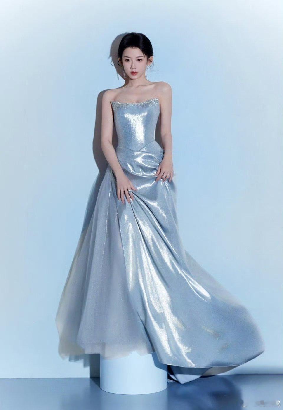 曾辉韩雨彤公主抱 救命！这公主抱也太有氛围感了吧！曾辉动作绅士又小心，韩雨彤眼里