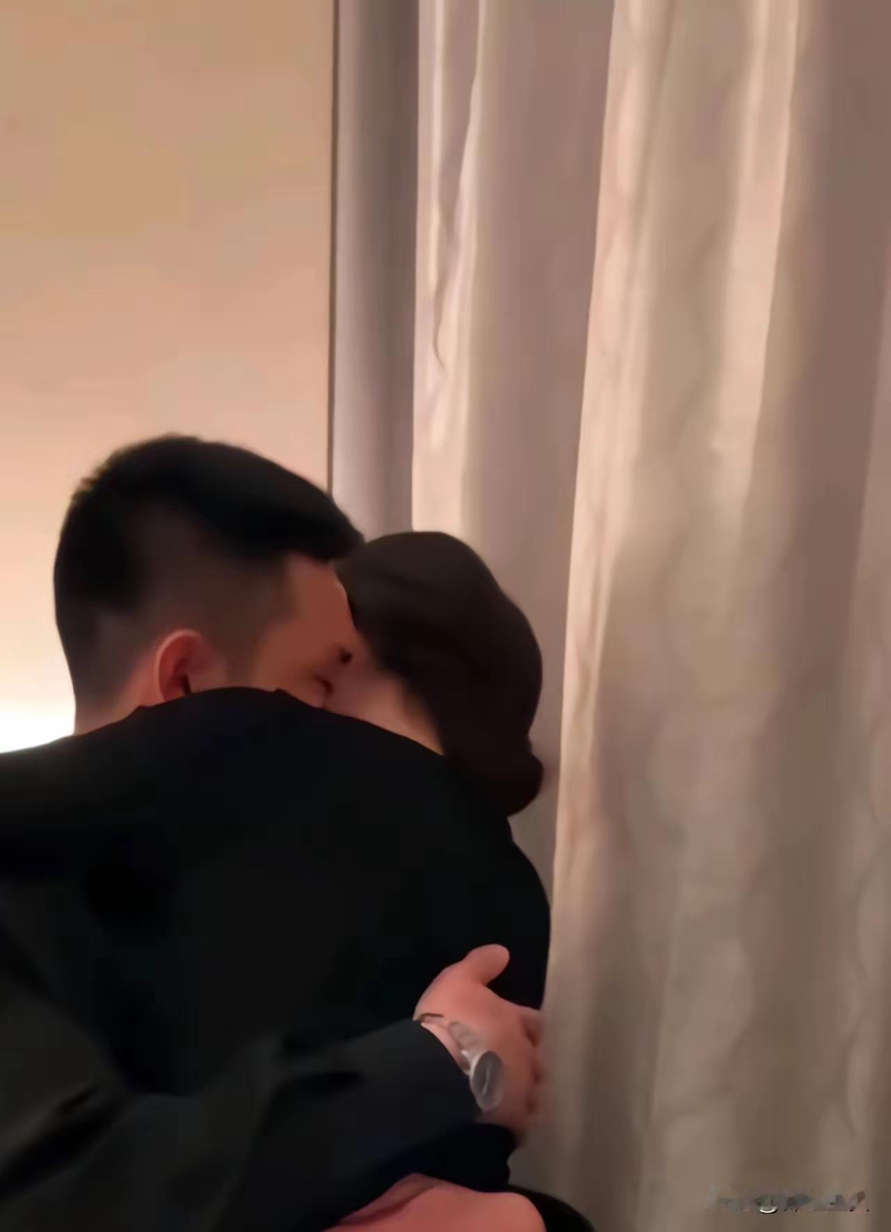 闺蜜说前段时间脑子进水，

    跟个男人暧昧得死去活来！

   他天天找她