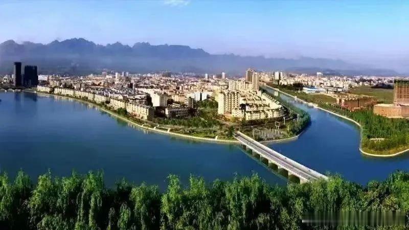 房县 军店镇易沟村70余亩小麦实现机械化收割，每亩成本从300元降至80元。十堰