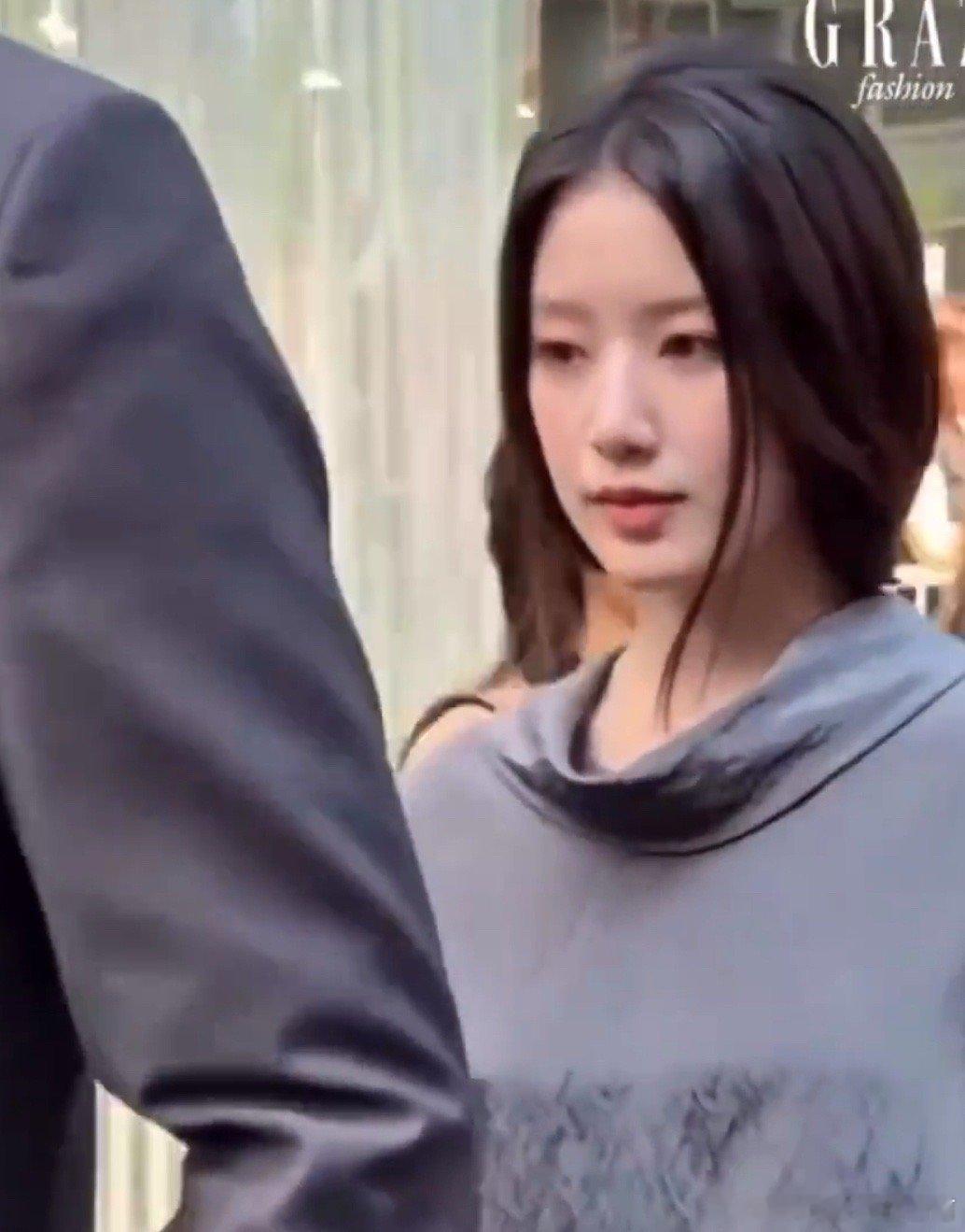 叶舒华低马尾造型叶舒华纽约时装周看秀造型 很好看 ​​​