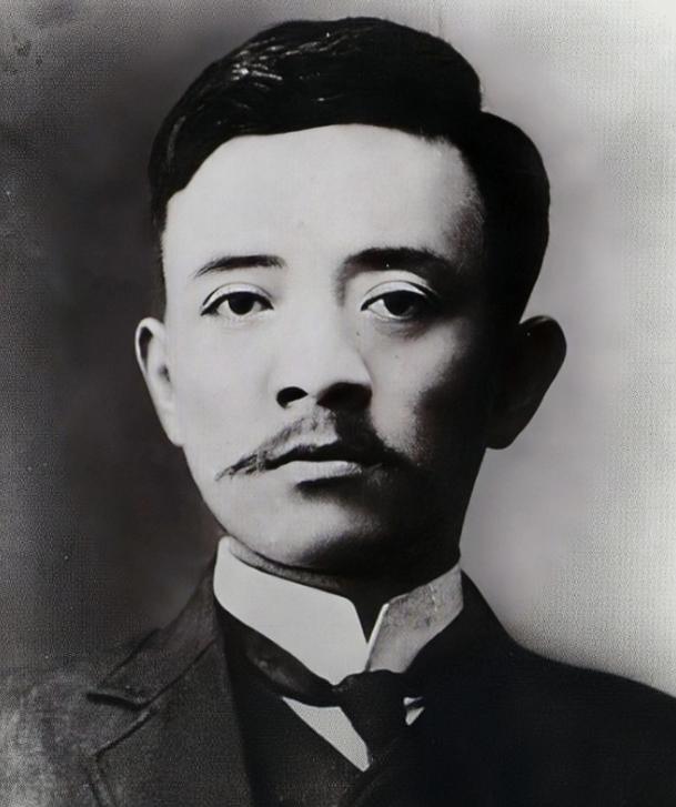 1913年3月20日晚，上海火车站的灯光昏黄，人群熙攘，宋教仁穿着笔挺的西装，手