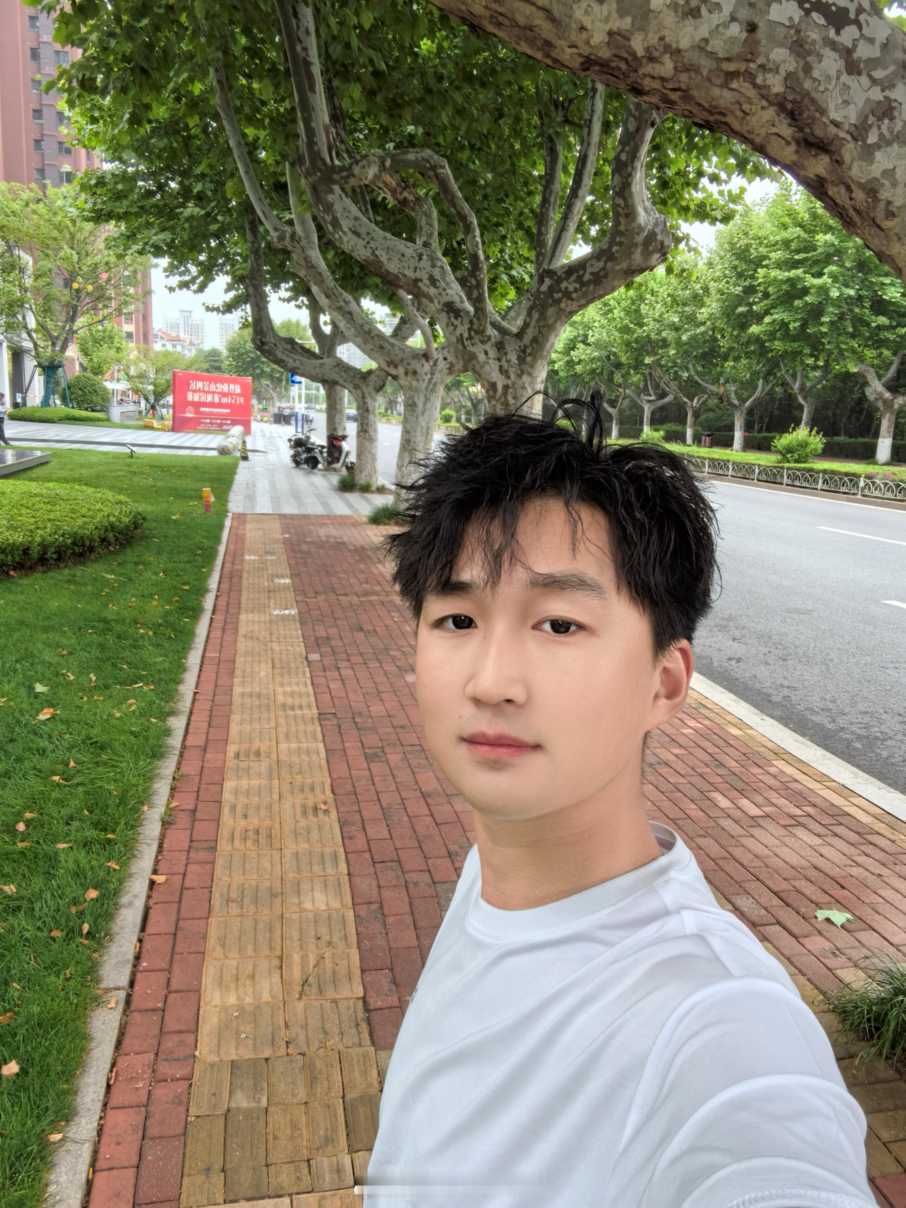 在路上，猜这位帅哥今天要步行多远[偷笑][偷笑][偷笑]遇见美好无话不谈的朋友 