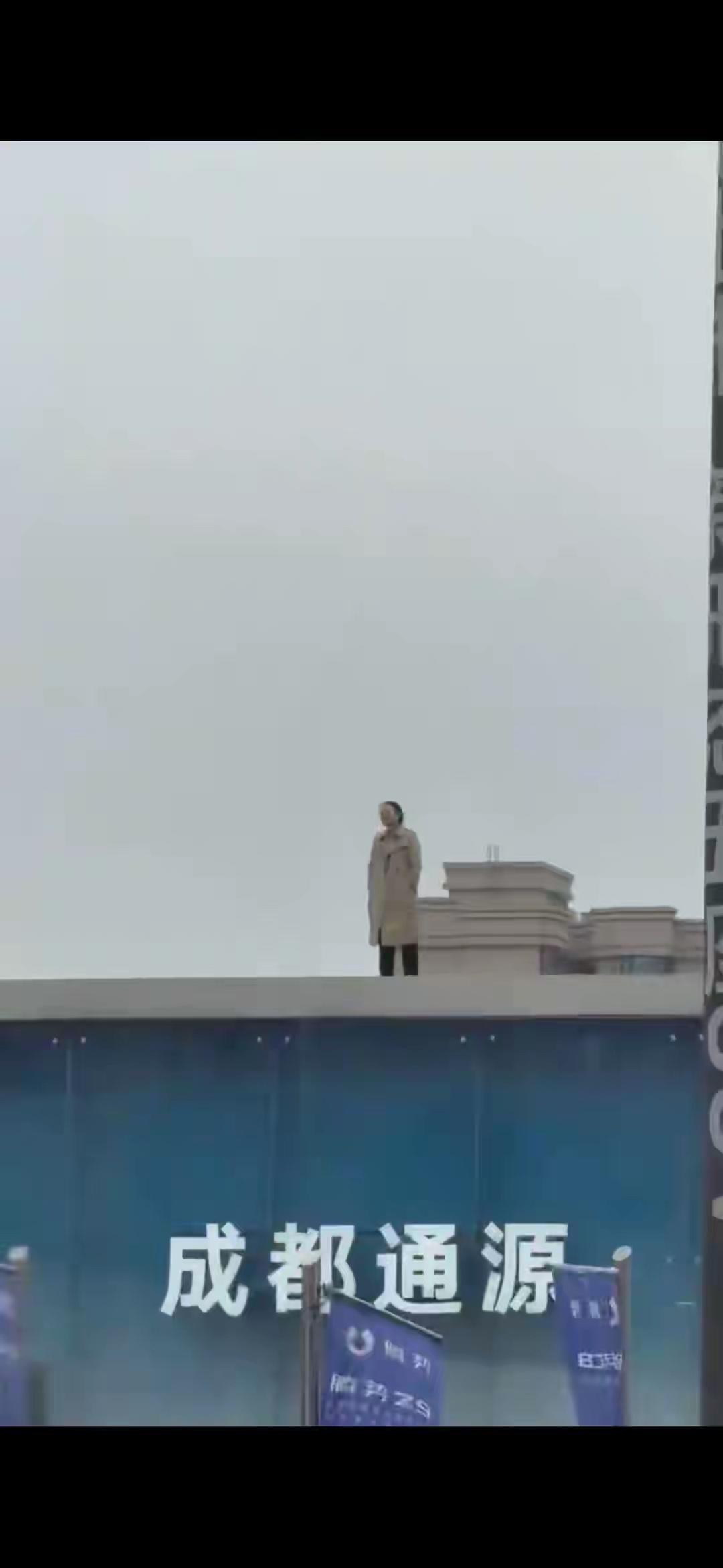 今日成都某地突发某4S店顶楼出现一女子疑似维权跳楼。小道消息：该女子是某汽车经销