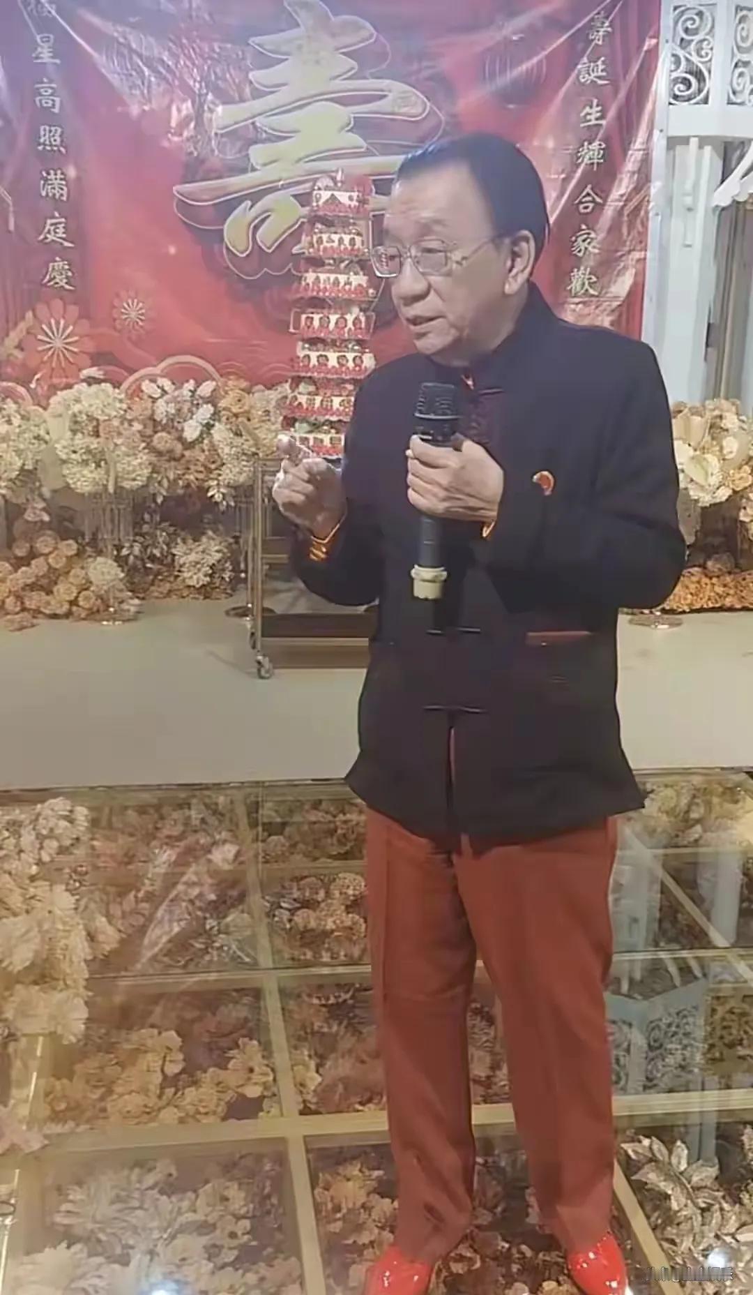 侯耀华80大寿现场，一片热闹非凡之景，徒子徒孙齐聚，高朋满座，欢声笑语不断，尽显