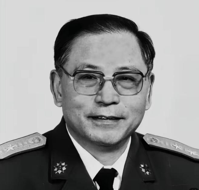 1950年，粟裕正在汇报工作，门突然被撞开。李克农冲进来，声音发颤：“粟裕同志，
