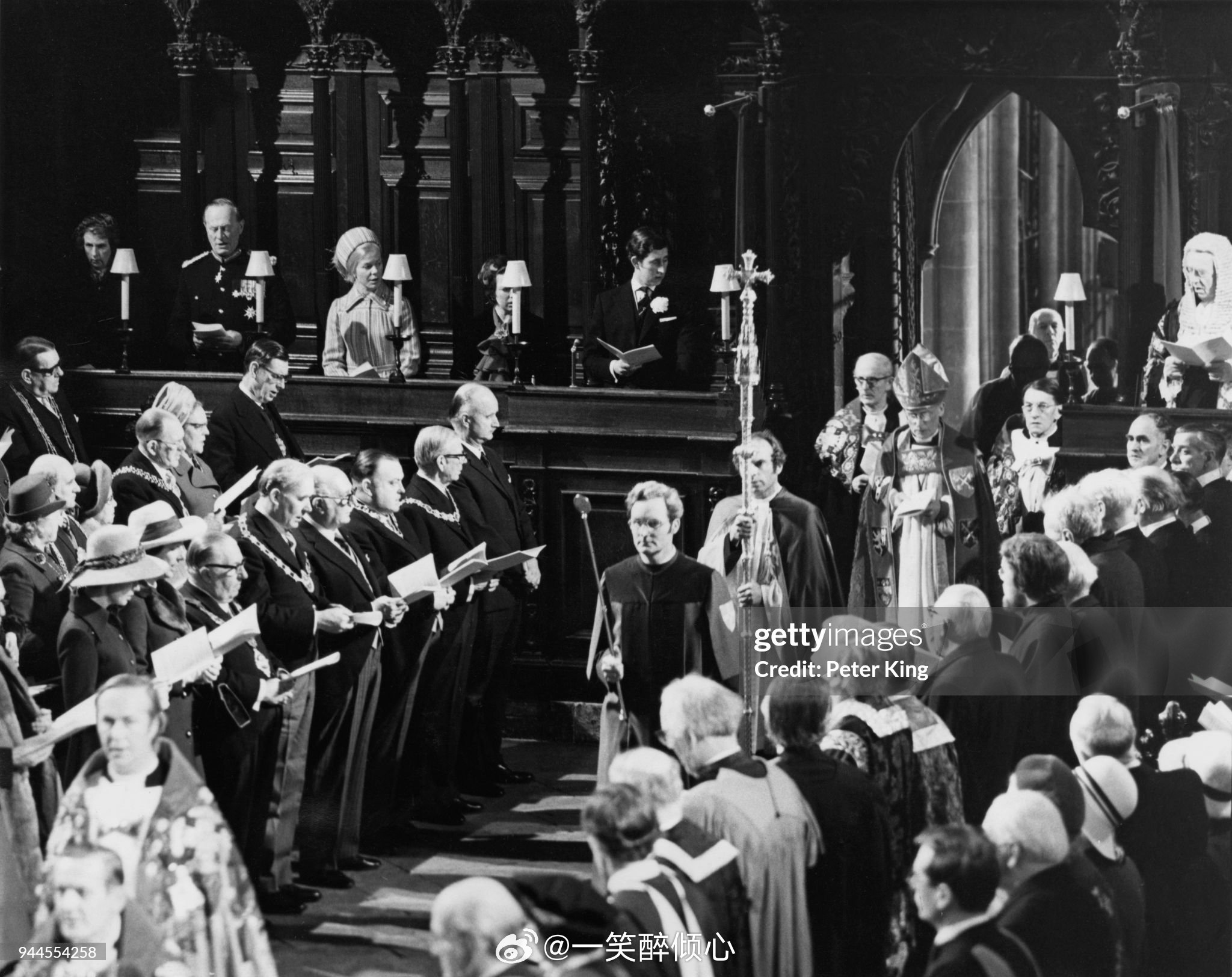 英国王室  1975年1月24日，威尔士亲王查尔斯王储【首次】代表伊丽莎白二世女