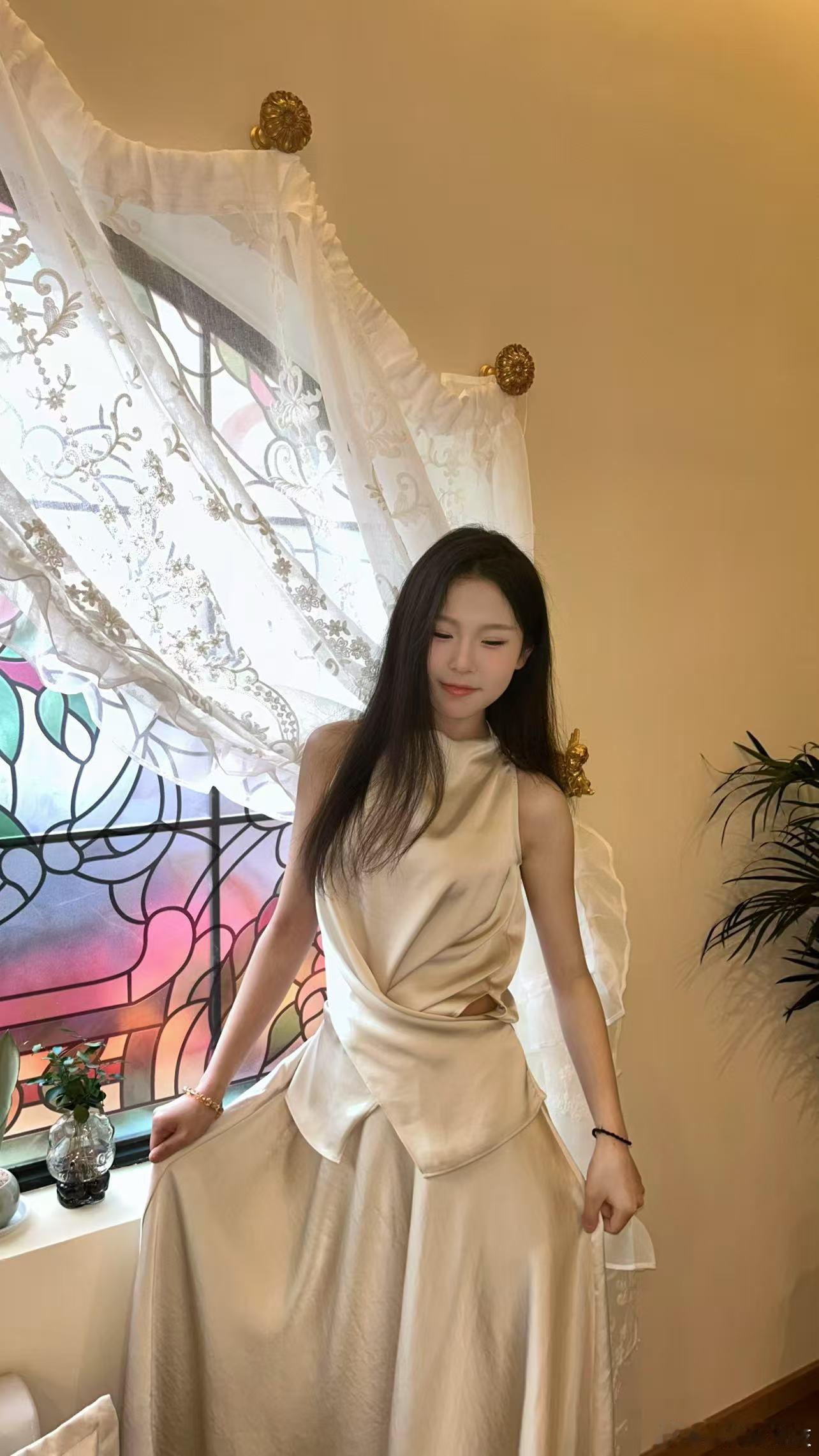 今天穿了超爱的香槟色套装，在窗边拍照，阳光透过花窗和白纱，氛围绝绝子～小绿植在窗
