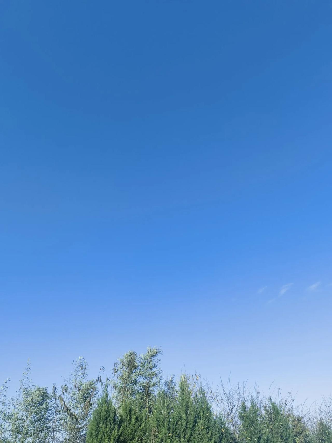 都说心情不好的时候就看看天空吧，天空那么大，总可以包容你的一切。无论是否真实有效