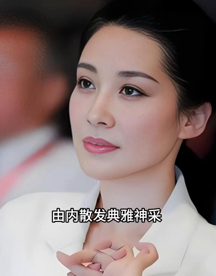 她天生姿容出众，体态丰腴有致，一笑一颦皆舒展得体。锦衣玉服愈显气质高贵，由内散发