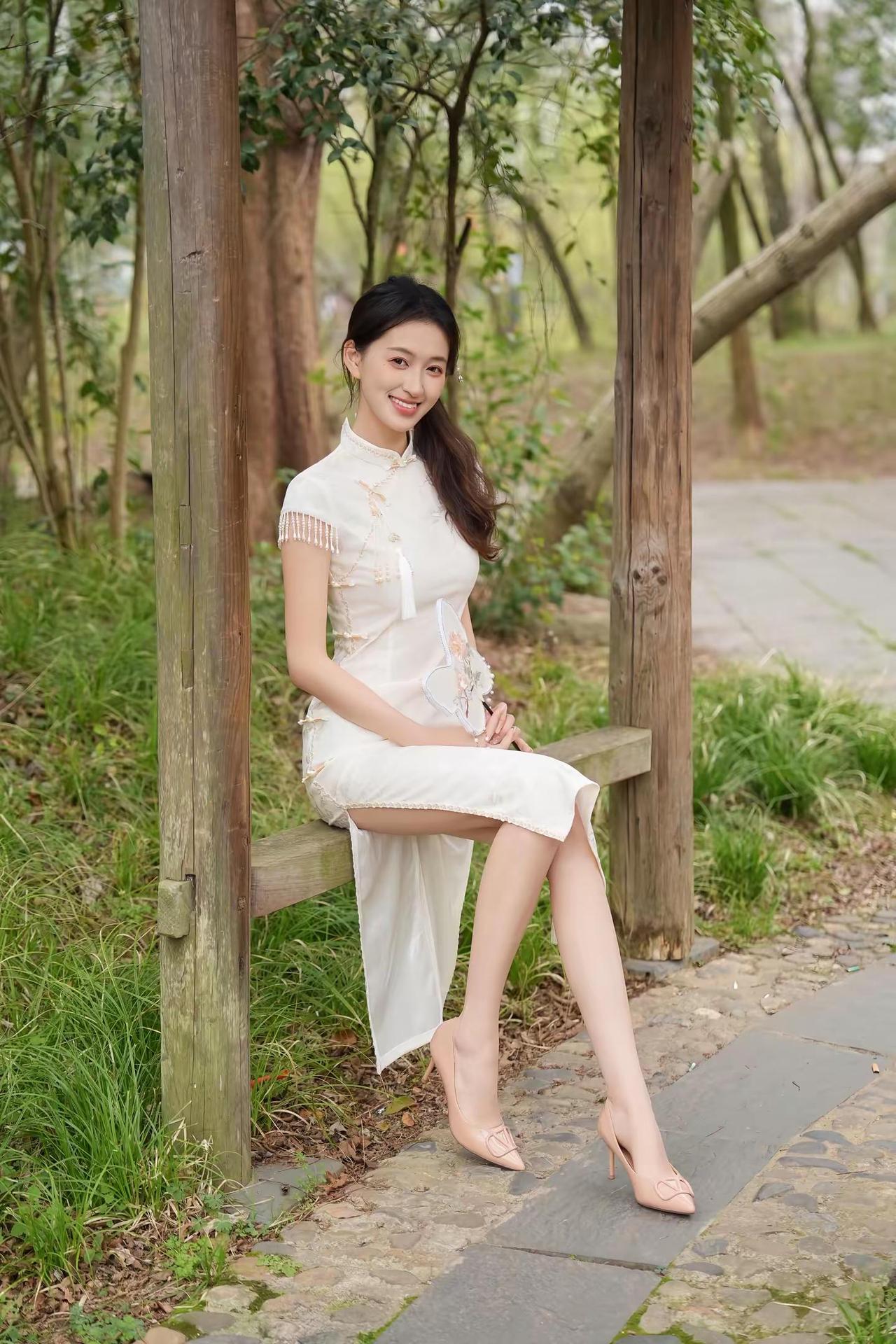 花自飘零水自流。旗袍 旗袍美人 旗袍秀一秀女子好温柔