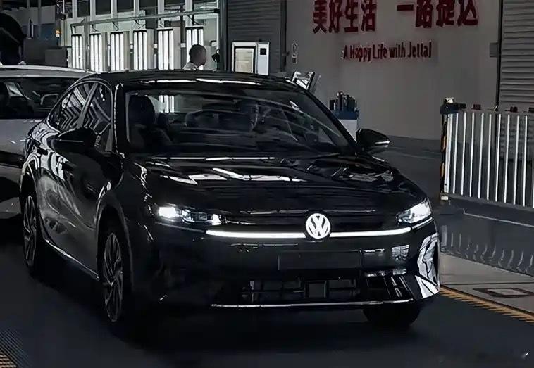 全新速腾和它的大哥迈腾越来越像了[允悲]  ​​​