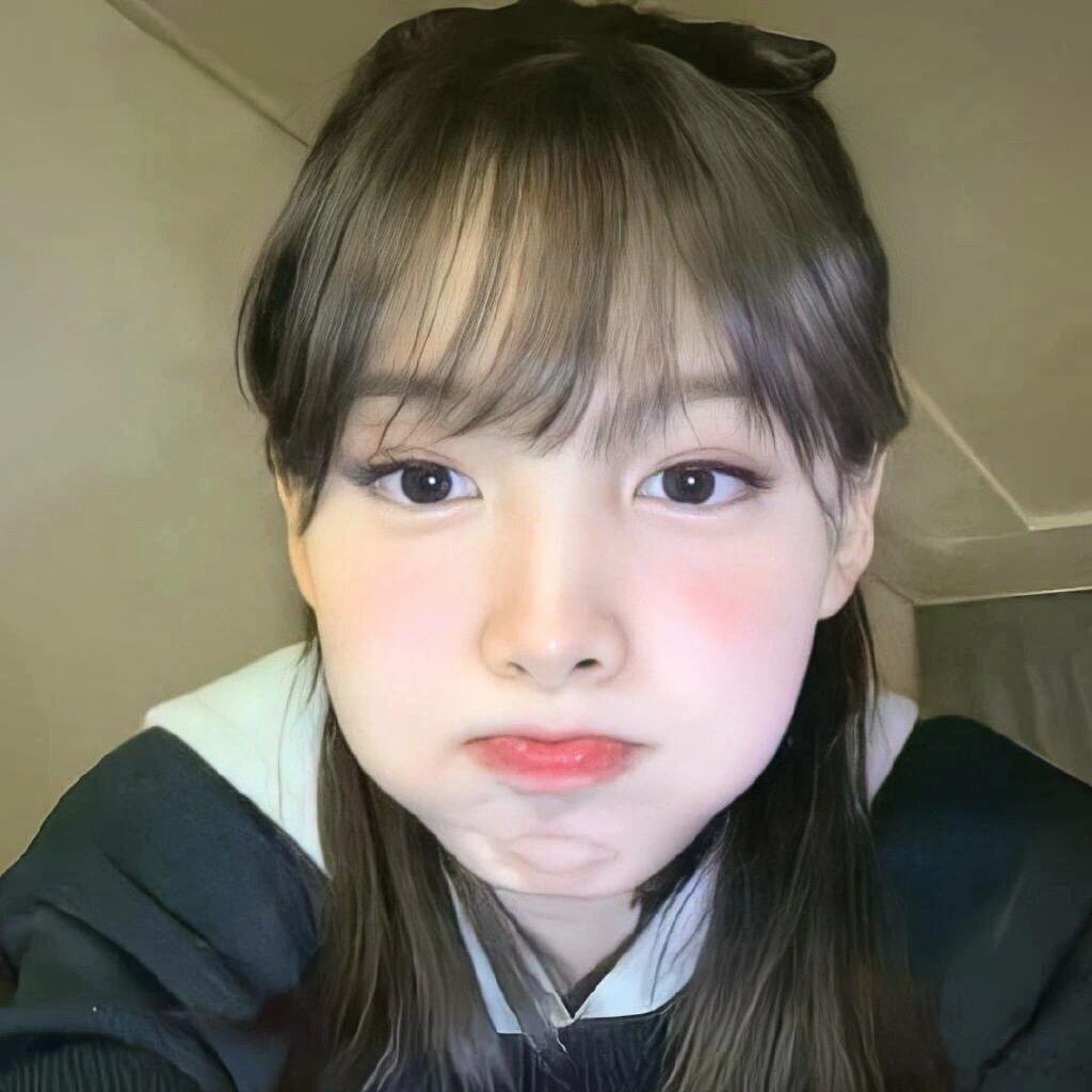 twice林娜琏给妹妹代购中国零食好喜欢她，性格好可爱的，而且每张照片都特别适合