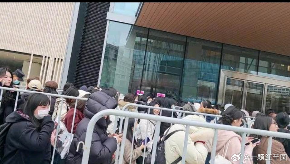 丁禹兮 下午的活动，一大早就好多人了！这个兮兮线下人气也一直超高哒🔥 