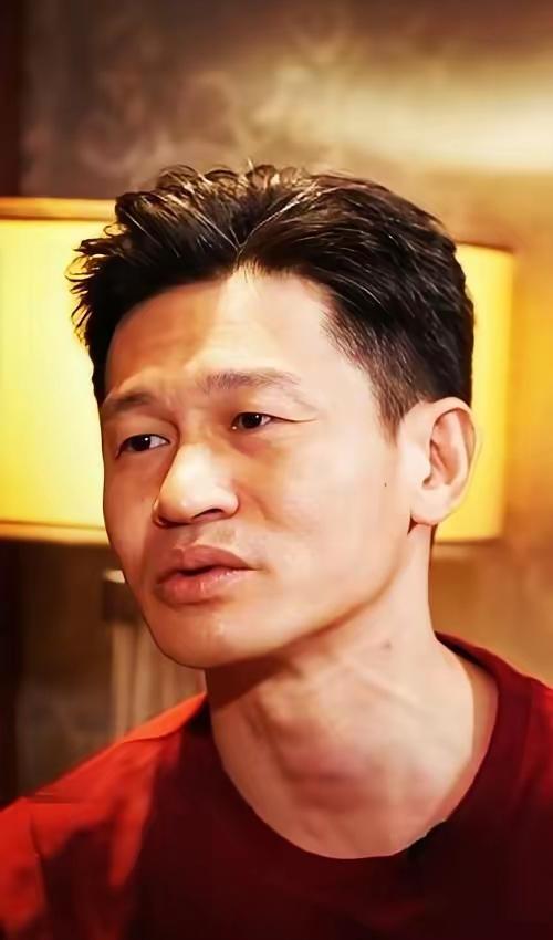 余皑磊说，当年我在北电上学，班主任直接当着全班的面劝我，说我长相太普通，观众根本