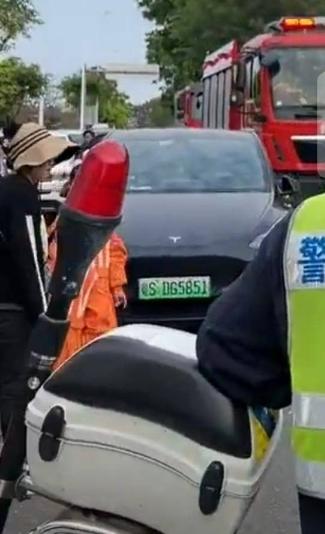 特斯拉女车主将车停在路中间，导致消防车被堵，围观群众纷纷指责其没有公德心。
违F