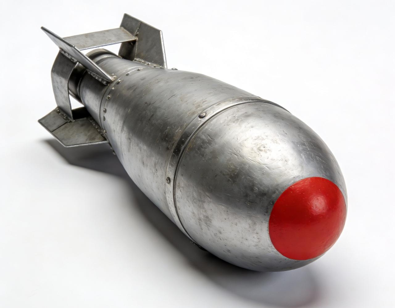 日本突然有了核武器，会第一个对谁使用？美国对日本使用了两枚原子弹，让日本成为地球