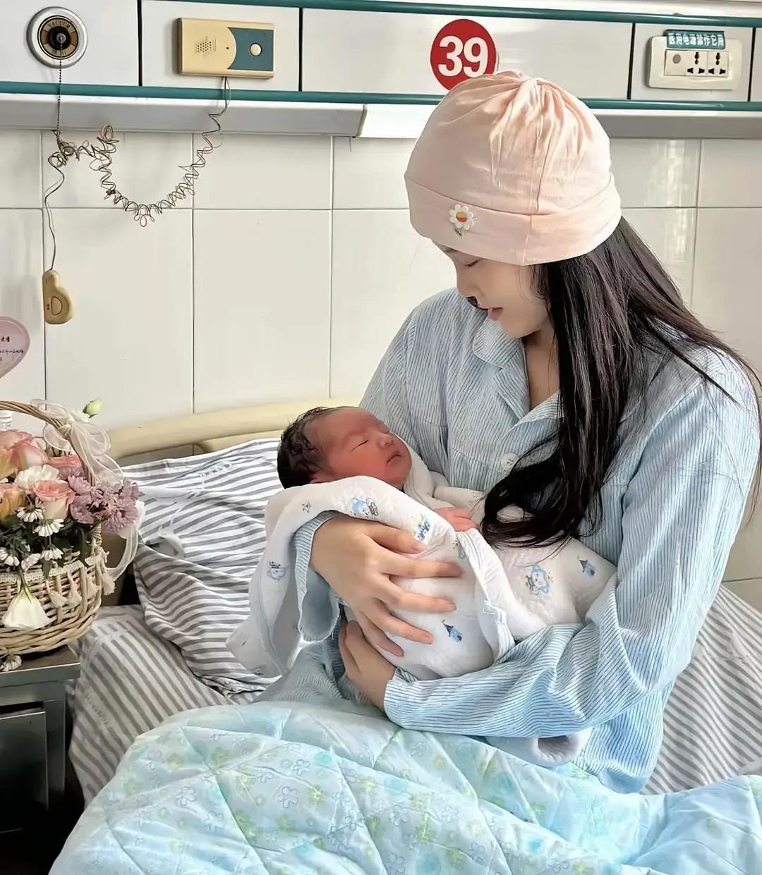 儿媳妇生孙子，我包了五万块红包，想着跟女儿一样，一碗水端平

谁知道她脸一下就拉