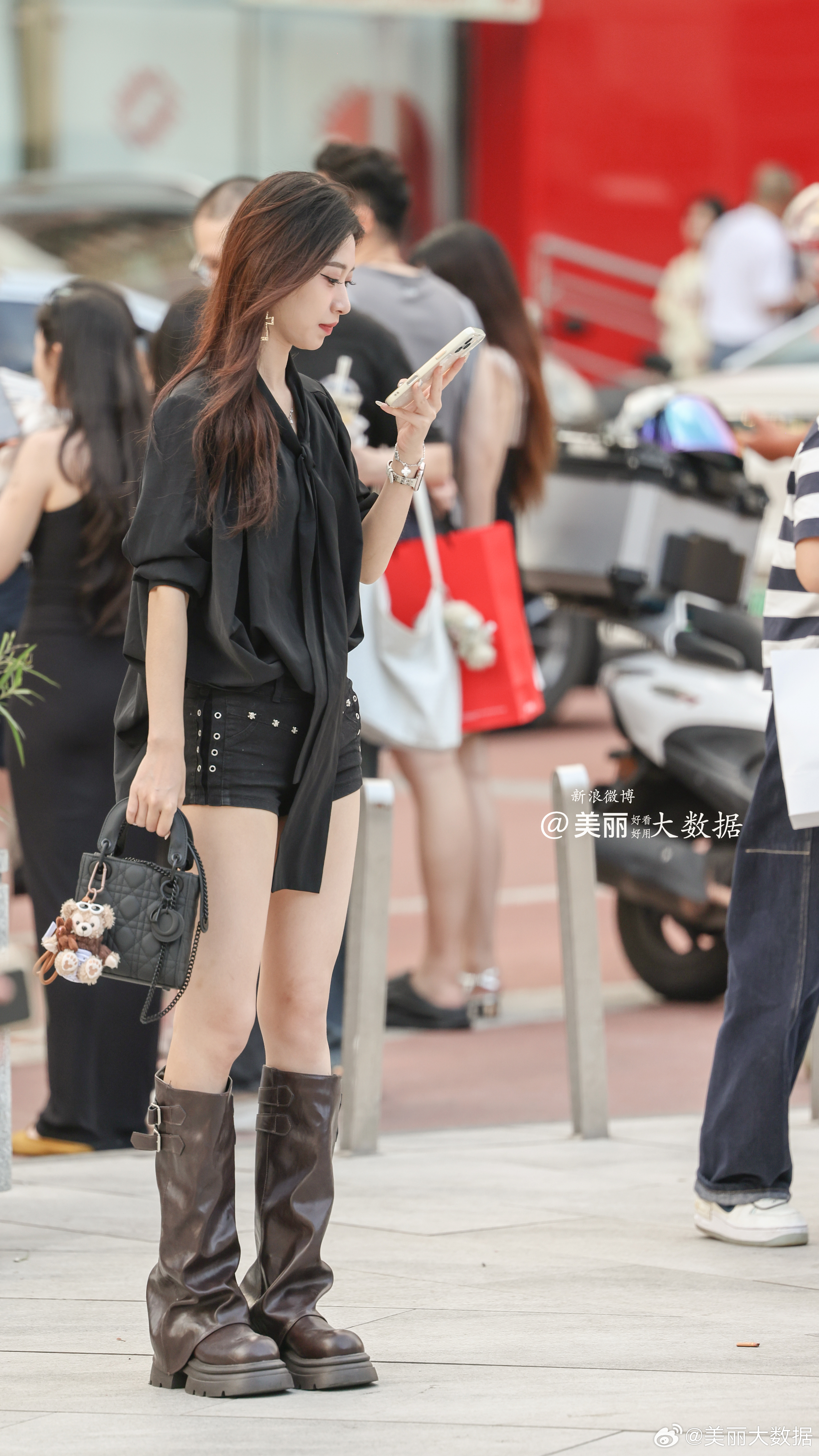 下午，街头一角。 