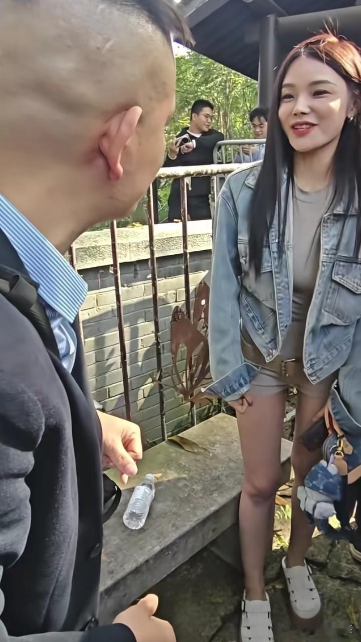 有位老哥说得对，万松书院的这位38岁的女生并不是来找对象的，更像是传媒公司打造的