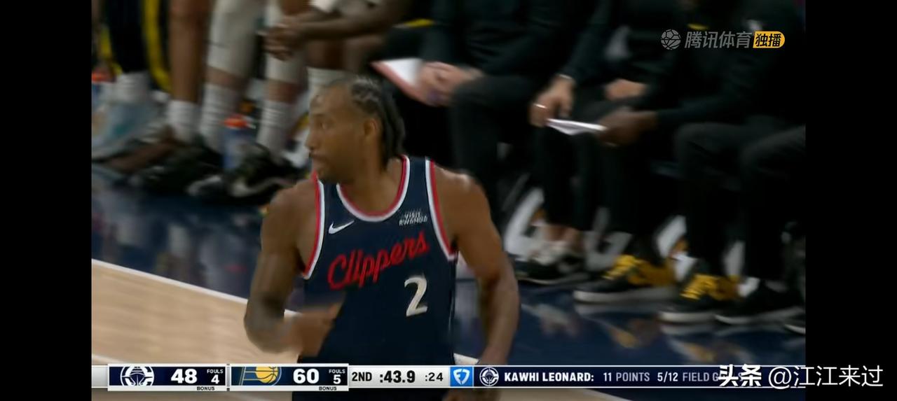 快船伦纳德标志中投0.3秒压哨绝杀步行者，快船114比113战胜步行者！
泰伦卢