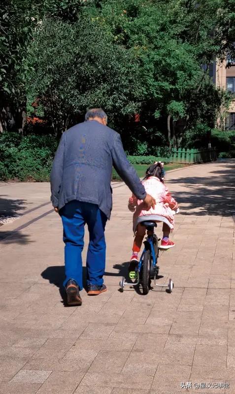 人在面对死亡的时候真的很难体面。我好朋友的外公从前是品性极好、极其温柔善良的人，