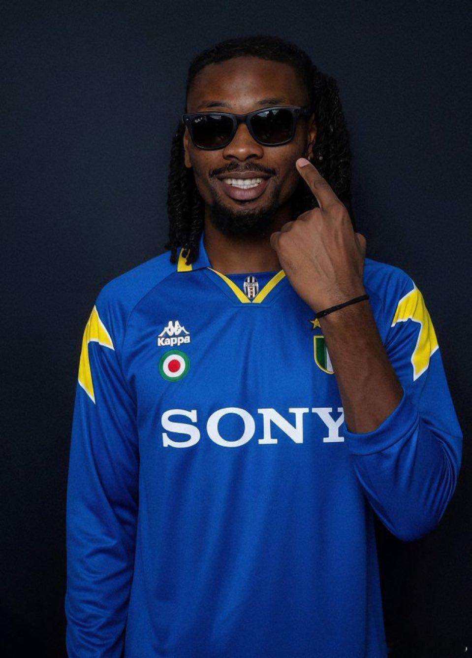 哎，法国队官宣：因为卡马文加遭遇了腿筋伤势，因此德尚决定补招尤文图斯的中场悍将小