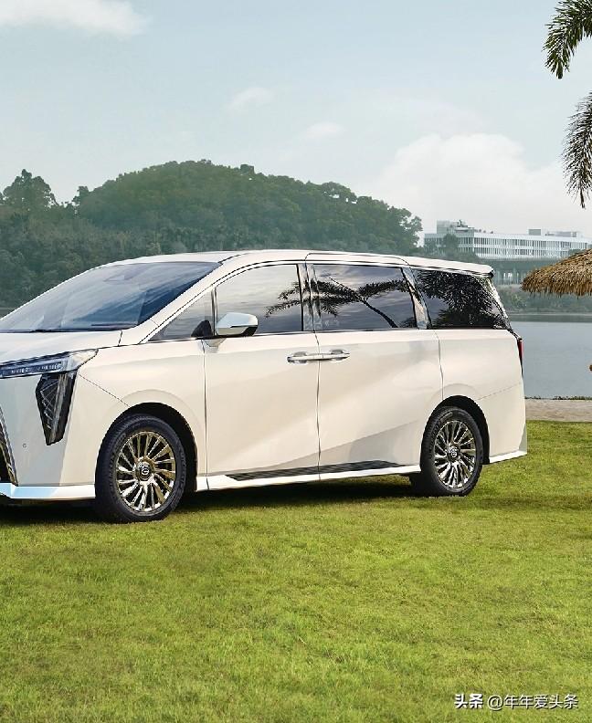 春风拂过车窗，万物都在奔赴一场温柔的相遇。告别城市的喧嚣，把心情交给方向盘，沿着