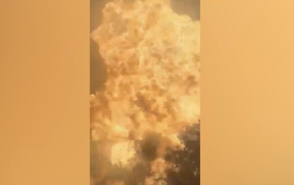 #纽约一汽车起火后剧烈爆炸# 【#纽约一汽车起火爆炸致7名消防员受伤#】据美国福